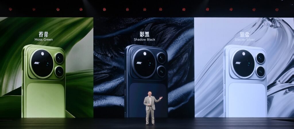 Honor Magic9 Pro Max phones in Moss Green, Shadow Black and Glacier Silver