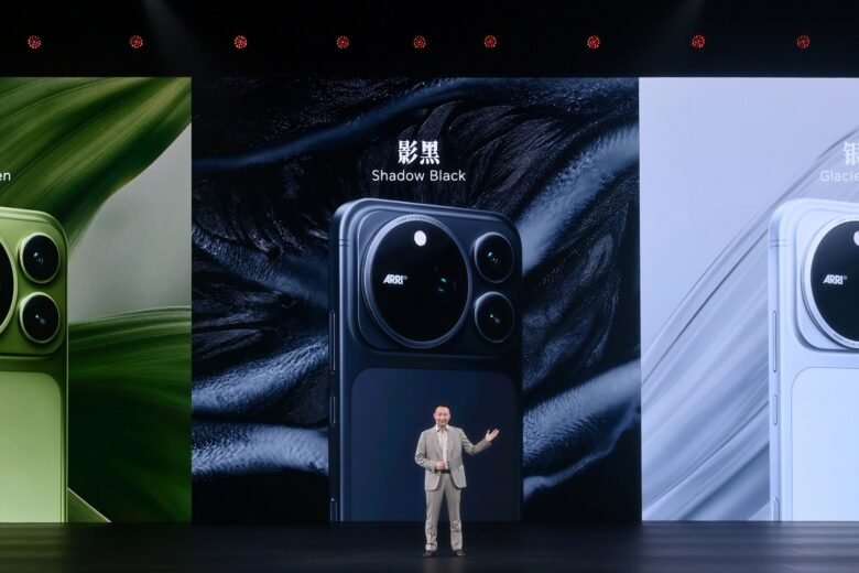 Honor Magic9 Pro Max phones in Moss Green, Shadow Black and Glacier Silver