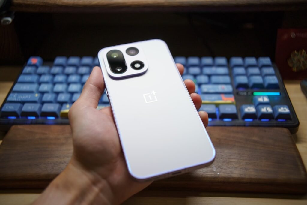 Modern smartphone representing the OnePlus 16 and its system-wide 165Hz display