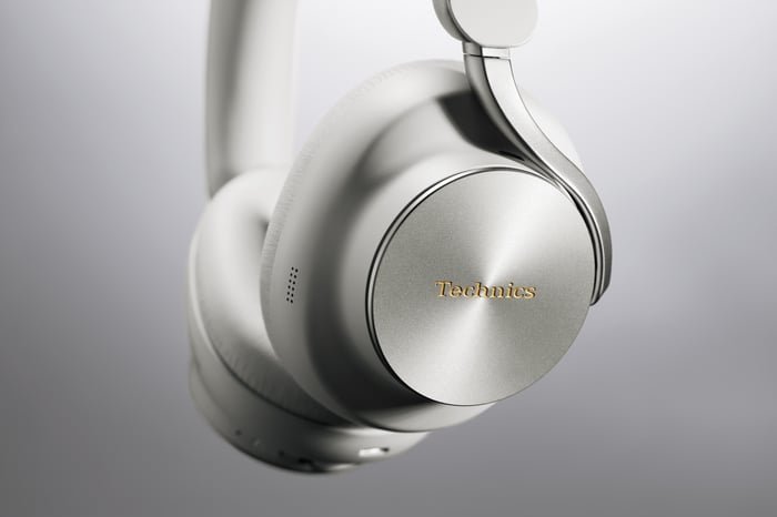 Silver Technics EAH-A1000 over-ear headphones worn by a person in profile