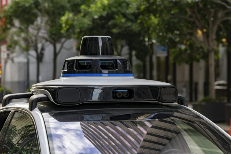 Autonomous vehicle sensor array with lidar and cameras mounted on the roof of a car